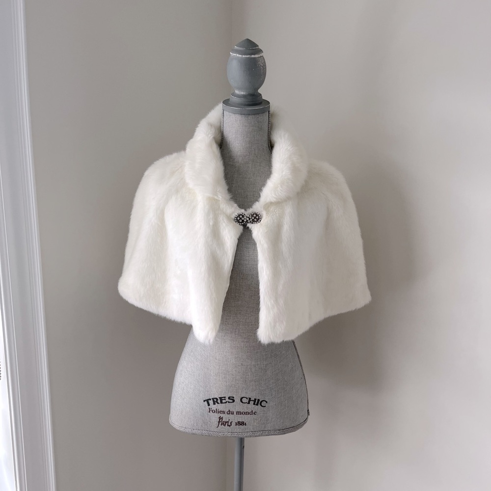 NWOT bridal White Faux Fur Cape with rhinestone buckles. O/S. double closure 🤍